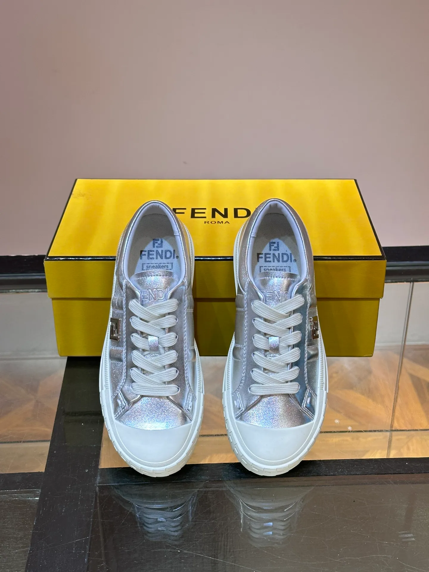 Men's Men's Shoes 💰380 [New Style] 🍿🍿Fendi Fendi Casual Sneakers Skateboard Shoes, the new Domino sneakers have become a favorite shoe. For those who want to create a simple and FENDI-characteristic look, this shoe is the perfect choice. Because this sneaker is one of the most cost-effective among FENDI's entry-level sneakers, it provides a great opportunity to attract and attract all customers who love easy and comfortable everyday sneakers. Size: 38-45 (men’s size 38.45 customized)